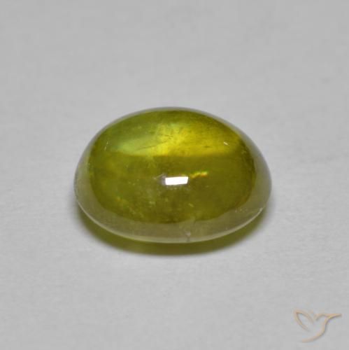 2.40カラットの天然ウォームフォレストグリーンスフェーン（8.1×7.2 mm・オーバルカット）