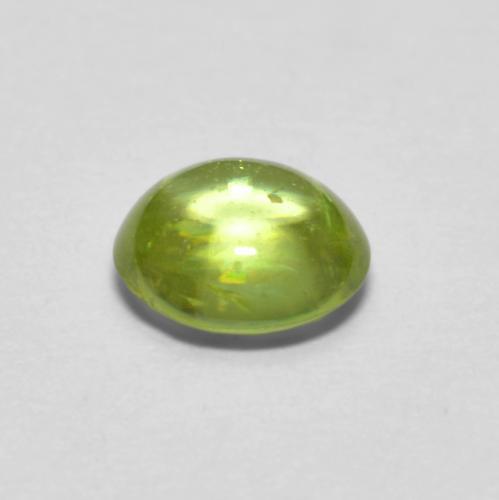0.66カラットの天然ライト鮮やかな緑スフェーン（5.5×5 mm・オーバルカット）