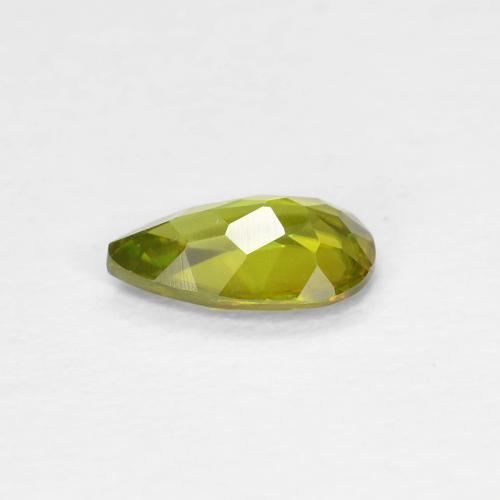 0.39カラットの天然黄色がかった緑スフェーン（6.2×3.6 mm・洋梨の形）