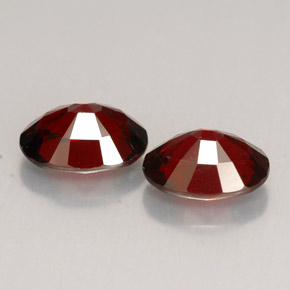カラットの天然ディープレッドスピネル（7.6×5.6 mm・オーバルカット）