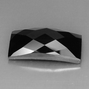 13.88カラットの天然黒スピネル（19.9×10.1 mm・バゲット）