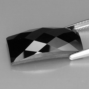 13.88カラットの天然黒スピネル（19.9×10.1 mm・バゲット）