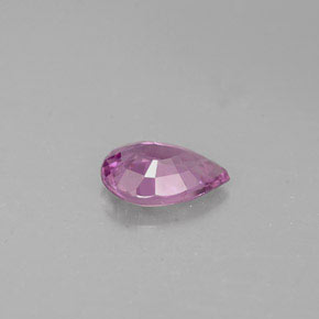 0.60カラットの天然ピンクがかった紫スピネル（6.6×4.5 mm・洋梨の形）