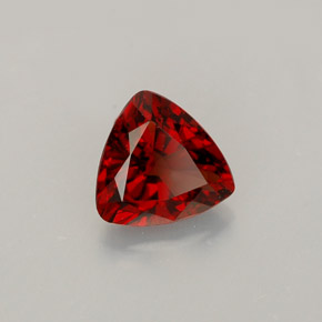 0.86カラットの天然レッドスピネル（6.2×6 mm・トリリアント）