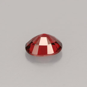 0.76カラットの天然レッドスピネル（6.2×5.1 mm・オーバルカット）