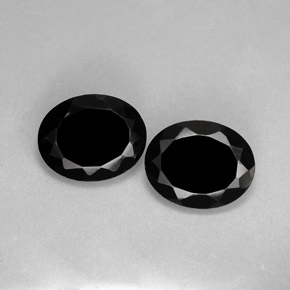 カラットの天然黒スピネル（9.9×8 mm・オーバルカット）