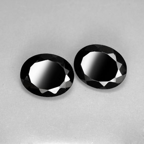 カラットの天然黒スピネル（9.9×8 mm・オーバルカット）