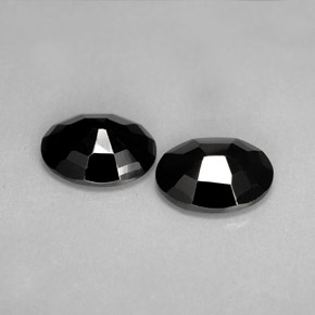 カラットの天然黒スピネル（9.9×8 mm・オーバルカット）