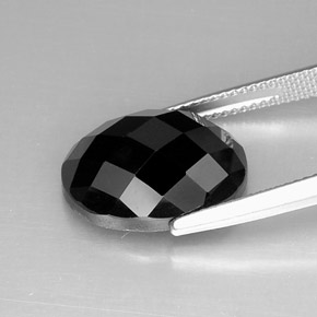 11.93カラットの天然黒スピネル（15.9×12.2 mm・オーバルカット）