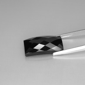 14.35カラットの天然黒スピネル（19.5×9.9 mm・バゲット）
