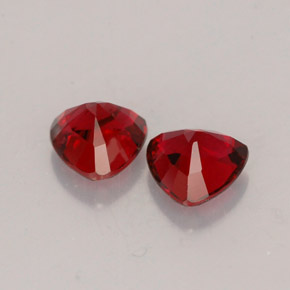 カラットの天然ディープレッドスピネル（5×5 mm・トリリアント）