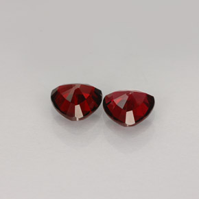 カラットの天然ディープレッドスピネル（5.1×5 mm・トリリアント）