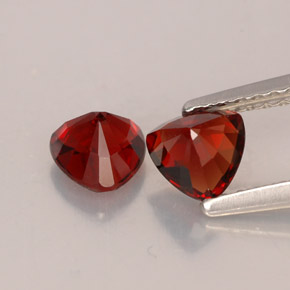 カラットの天然ディープレッドスピネル（5×5 mm・トリリアント）