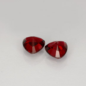 カラットの天然ディープレッドスピネル（5.1×5 mm・トリリアント）