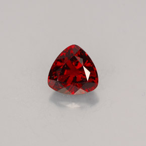 0.60カラットの天然ディープレッドスピネル（5.1×5.1 mm・トリリアント）