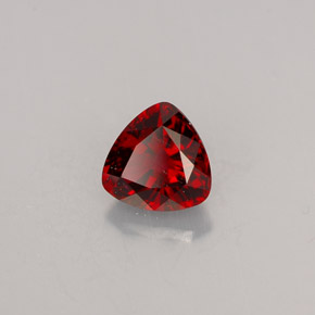 0.60カラットの天然ディープレッドスピネル（5.1×5.1 mm・トリリアント）