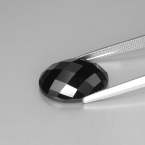 10.83カラットの天然黒スピネル（16×11.8 mm・オーバルカット）