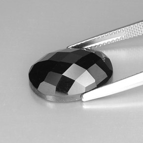 10.46カラットの天然黒スピネル（16.1×12.1 mm・オーバルカット）