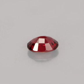 0.76カラットの天然ディープレッドスピネル（6.5×4.6 mm・オーバルカット）