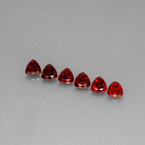 カラットの天然レッドスピネル（5.1×5.1 mm・トリリアント）