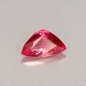 0.44カラットの天然ピンクレッドスピネル（6.8×4.1 mm・トリリアント）