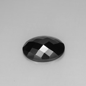 8.80カラットの天然黒スピネル（16×11.9 mm・オーバルカット）