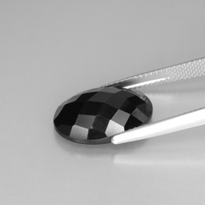 8.80カラットの天然黒スピネル（16×11.9 mm・オーバルカット）