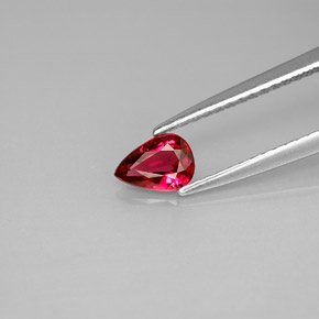 0.38カラットの天然レッドスピネル（5.8×4.1 mm・洋梨の形）