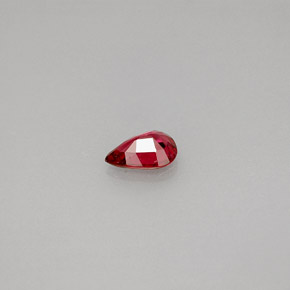 0.38カラットの天然レッドスピネル（5.8×4.1 mm・洋梨の形）