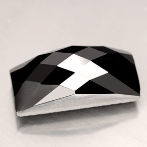 12.84カラットの天然黒スピネル（17.8×8.3 mm・バゲット）