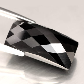 12.84カラットの天然黒スピネル（17.8×8.3 mm・バゲット）