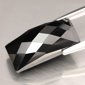 12.84カラットの天然黒スピネル（17.8×8.3 mm・バゲット）