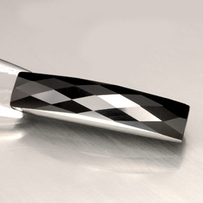 4.28カラットの天然黒スピネル（17.8×4 mm・バゲット）
