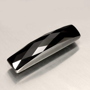 4.28カラットの天然黒スピネル（17.8×4 mm・バゲット）
