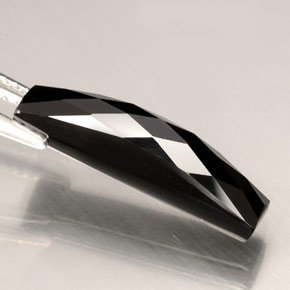 4.28カラットの天然黒スピネル（17.8×4 mm・バゲット）