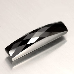 4.23カラットの天然黒スピネル（17.7×3.9 mm・バゲット）