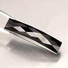 4.23カラットの天然黒スピネル（17.7×3.9 mm・バゲット）