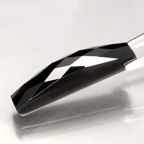 4.23カラットの天然黒スピネル（17.7×3.9 mm・バゲット）