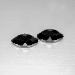 カラットの天然黒スピネル（8.1×4.1 mm・マーキス）