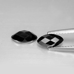 カラットの天然黒スピネル（8.1×4.1 mm・マーキス）