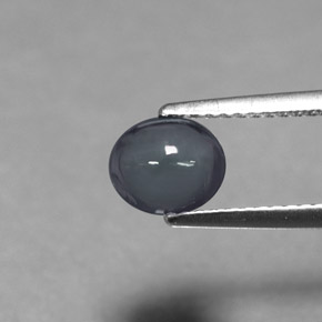 1.32カラットの天然グレースピネル（7×6 mm・オーバルカット）