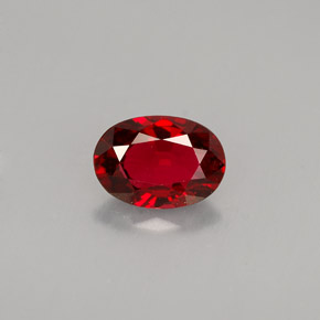 0.69カラットの天然レッドスピネル（6.5×4.6 mm・オーバルカット）
