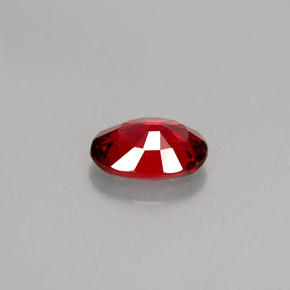 0.69カラットの天然レッドスピネル（6.5×4.6 mm・オーバルカット）