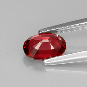 0.68カラットの天然レッドスピネル（6.5×4.6 mm・オーバルカット）