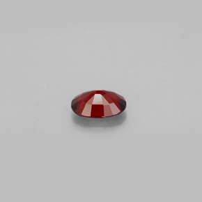 0.64カラットの天然レッドスピネル（6.5×4.6 mm・オーバルカット）