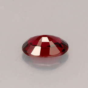0.64カラットの天然ディープレッドスピネル（6.5×4.3 mm・オーバルカット）