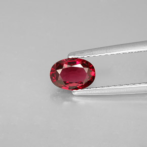 0.70カラットの天然レッドスピネル（6.5×4.6 mm・オーバルカット）