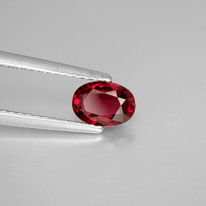 0.70カラットの天然レッドスピネル（6.5×4.6 mm・オーバルカット）