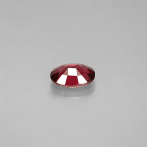 0.70カラットの天然レッドスピネル（6.5×4.6 mm・オーバルカット）