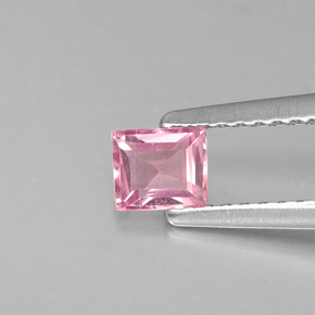 0.37カラットの天然ピンクスピネル（4.4×3.8 mm・バゲット）